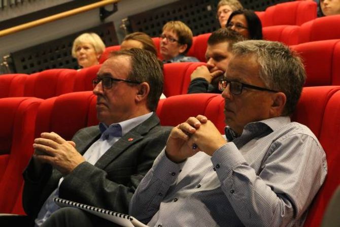 VANSKELEG OMRÅDE: Rådmann Olve Fossedal (til høgre) seier pleie og omsorg er eit vanskeleg område blant anna fordi det er mykje brukarrettar her.