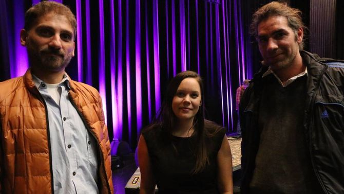 – FANTASTISK: Shahem Deirki (til høgre) viste stor takksemd for konserten. Her står han saman med ein ven og initiativtakar Anne Margrete Hatlelid.