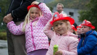 TILFELDIG: Det var bra det vart tissepause i Lærdal for hytteeigarane i Hemsedal, for å køyre brannbil var veldig spennande. Her ventar Elenora (6) og Terese (3) på brannbilen.