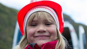 VATN: Anna tykkjer at brannbilar er kulast når dei spylar vatn.