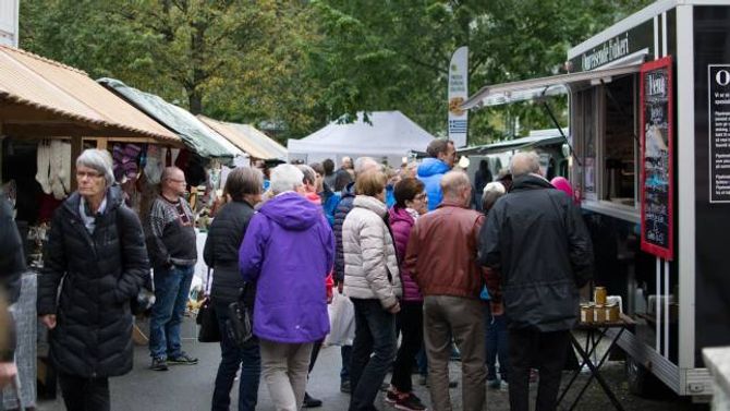 FOLKELIV: Det var yrande folkeliv i Lærdal under årets fyrste torgdag på haustmarknaden.