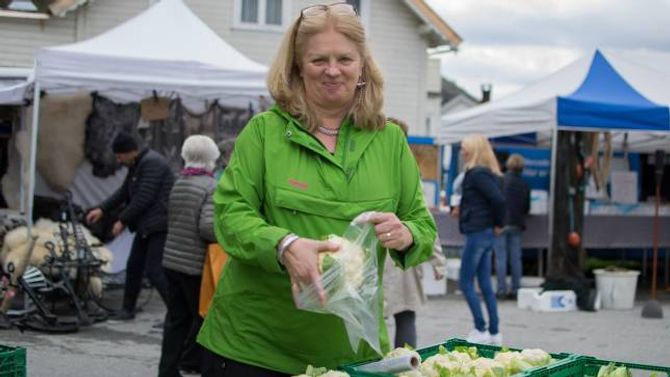 STOLT: Astrid Grøndal Trulssen er stolt over at så mange tek turen til Lærdal under haustmarknaden.