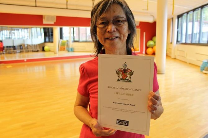 STOLT OG GLAD: Ballett-pedagog Leyeune Avdal er ikkje overraskande kry over å bli kåra til "Life-member" i "Royal Academy of Dance".