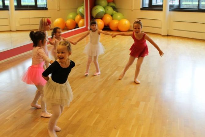 MORO MED BALLETT: Leyeune Avdal trur dansegleda i Noreg er enorm, men at kanskje litt for få driv med dette i system, og har sjølvdisiplin nok til å driva på med dette profesjonelt. Men frå ballettreninga på Årdal Gym, er alt berre fryd og gaman.