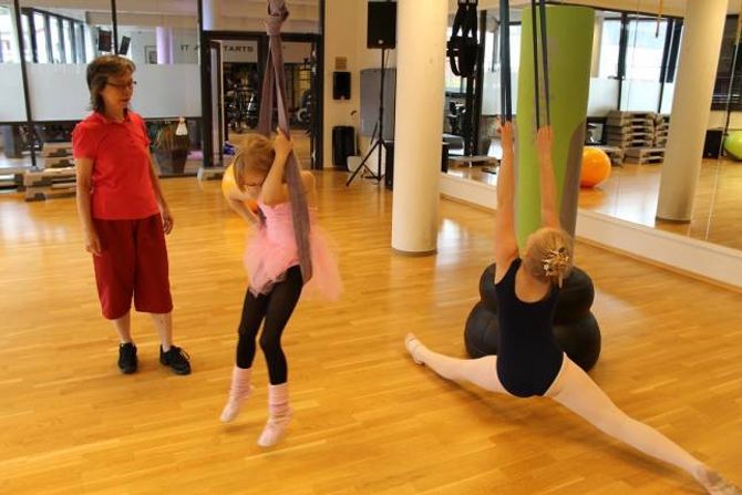 EKSAMEN KVART ÅR: Leyeune tek ofte eksamenar for å halda fram som ballettpedagog. - Det er strenge krav i dette miljøet, og slik bør det vera, seier ho. Her frå ei trening i Årdal