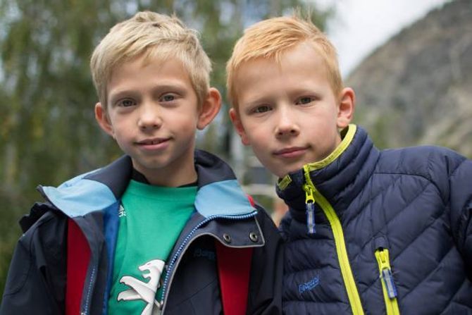 VERDAS BESTE: Jonas (9) og Isak (8) drøymer om å bli verdas beste fotballspelarar.