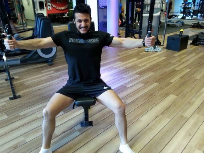 MEDLEM SIDAN STARTEN: Rebin Talib (23) har vore medlem sidan starten, og trenar på Årdal Gym kvar einaste dag. - Eg elskar å vera her, seier han.