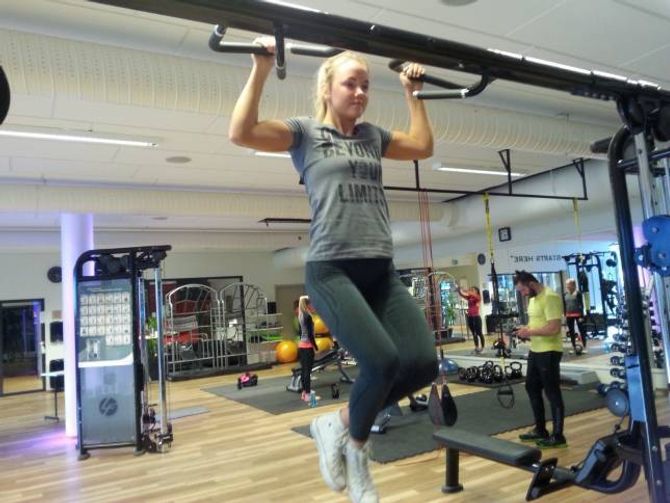 RESEPSJONIST OG AKTIV BRUKAR: Hanne Eide (17) trenar mykje eigentrening i tillegg til å vera med gruppetreningar. - På senteret driv eg med styrketening, forbedrar kondisjonen min, og er sosial. Heilt topp, seier ho.
