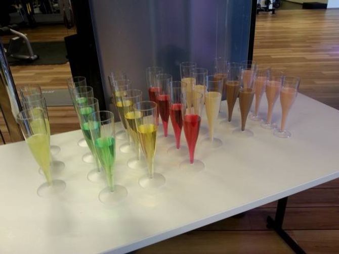 FEIRING MED CHAMPAGNEGLAS: I samband med jubileet i går, kunne medlemene forsyna seg med energidrikkar, proteindrikkar i tillegg store fruktfat.