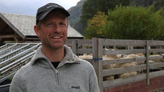 EIGARSKAP: Sauebonde Ole Bjarne Hovland løftar fram at eit eige produkt av lam frå Indre Sogn gir bøndene enno større eigarskap og stoltheit. Arkivfoto