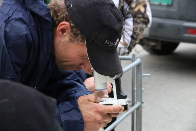 NØYE: Ingenting blir overlete til tilfeldigheitene. Her skal alt sjekkast ned til minste detalj. Dommar Tom Idag Kvam ser på ullet med eit mikroskop.