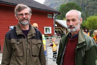 SAMANFALLANDE: – Vi sende prøvar til Canada, og dei viste heilt samanfallande eigenskapar med smitte på ville dyr i hjortefamilien som dei kjenner frå Nord-Amerika, seier Kåre Rudningen (t.h.). Arkiv