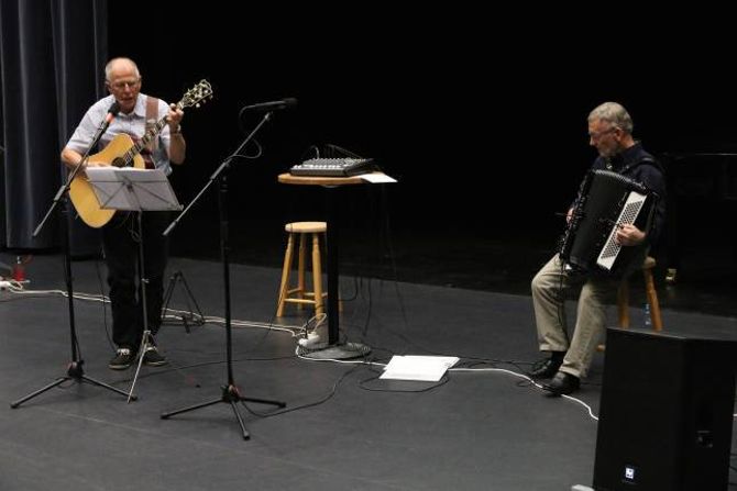 UNDERHALDNING: Jonny Asperheim og Ivar Seim underhaldt med musikk og bileteframsyning frå Årdal.