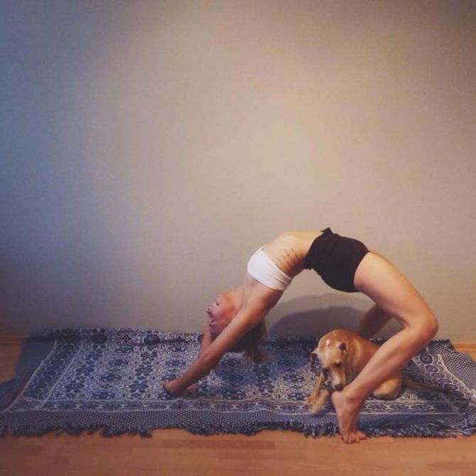 SPREK, MEN: Yogainstruktør Trine Marie Johansen har blant anna vore i India for å sertifisera seg innan yoga, men om du melder deg på kurs med denne dama, treng du ikkje uroa deg for at du må vera like ung, mjuk og sprek.