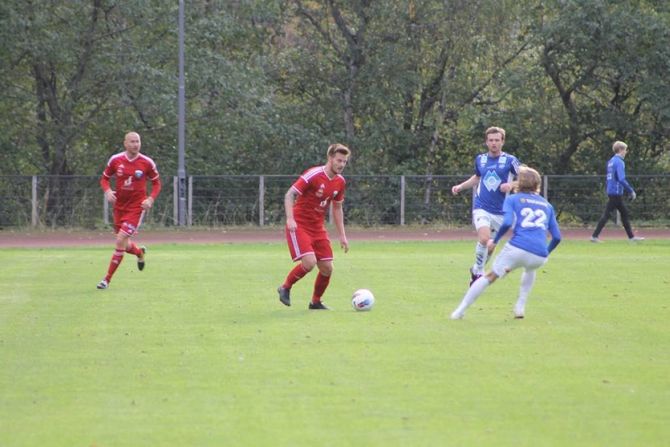 GOD KAMP: Christian Stedje gjorde ein svært så god kamp, og dundra blant anna inn 2-0 scoringa frå 35 meter og inn i krysset i nettmaskene. Årets mål på Jotun Stadion?