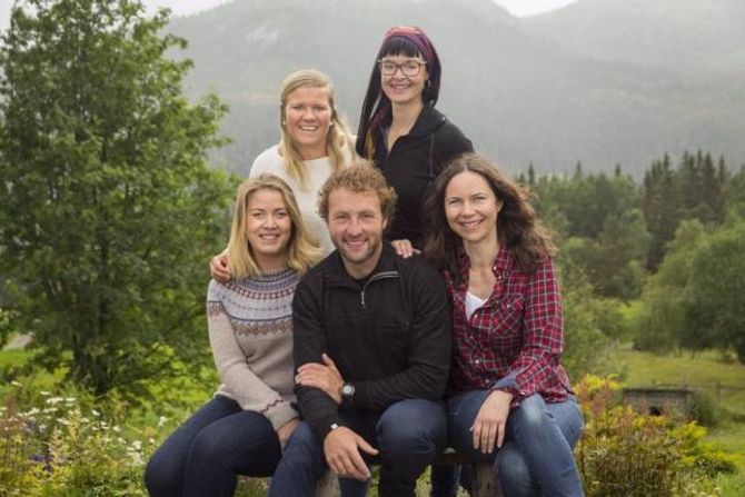 FIRE FRIARAR ATT: Måndag kveld får TV-sjåarane sjå at sauebonde Kjartan Bergsøy sender ei av jentene vekk frå garden på Voss.