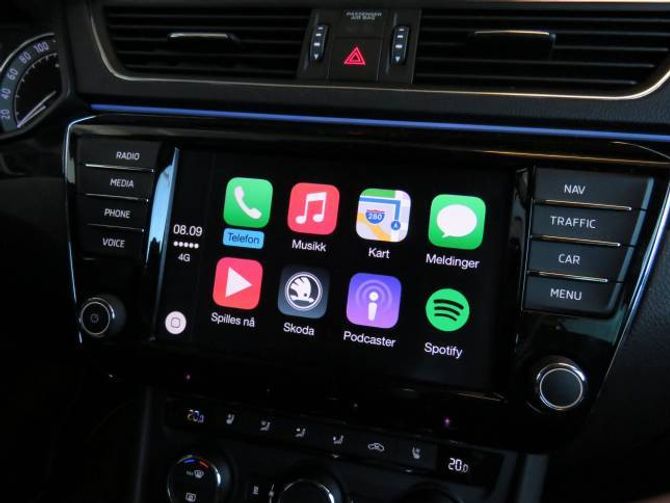 CAR PLAY: Koplar du mobiltelefonen til USB-utgangen i midtkonsollen, kjem enkelte telefonfunksjonar opp multimedieanlegget i bilen.