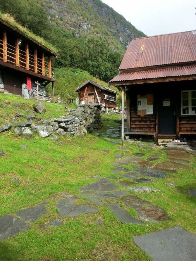 LIKE NØGDE SOM I FJOR: Men nytt for året, er at stadig fleire frå Vestlandet har funne vegen til denne fjellgarden. - Folk skryter og er i strålande humør, fortel leiar Petter Arnt Løvdahl.