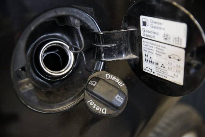 GODT MERKT: Er du usikker på kva drivstoff bilen din brukar, er det godt merkt på tanklokket.
