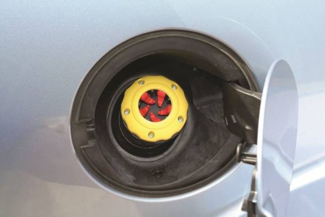 BLOKKERER: Det finst eigne tanklokk som gjer det umogleg å fylle bensin på dieseltanken i bilen din.