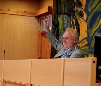 NYTTA SJANSEN: Jan Geir Solheim (Sp) nytta høvet til å røyste på seg sjølv som ordførar, utan å vera ugild.
