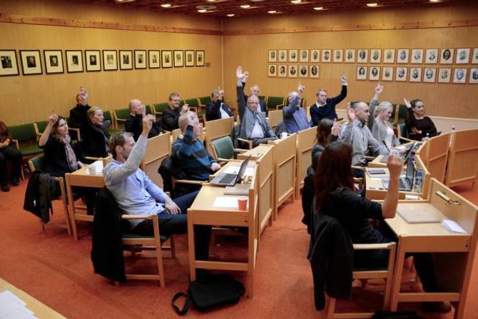NY PLASSERING: Ap og Sv har fått bakerste benk, H rykka ein plass fram og delar benk med V. Sp måtte også ha to representantar på midtre benk, då dei ikkje lenger klarar seg med berre fremste benk.