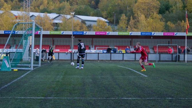 SOLEKLAR STRAFFE: Her har Truls Hovland nettopp sikra plassen i 3. divisjon.