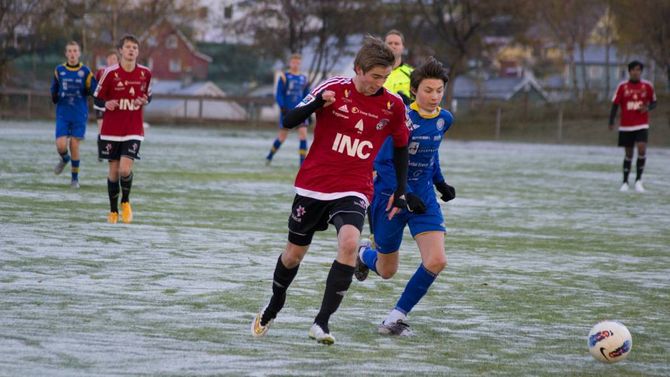TØFT MØTE: Florø var eit utfordrande lag å møte, då 10 av 11 spelarar på Florø er med på kretslag i regi av Sogn og Fjordane Fotballkrets.