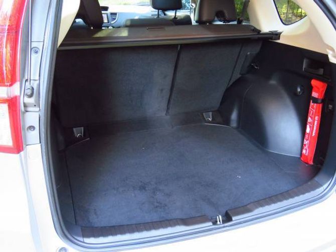589 LITER: Det er god plass i bagasjerommet i CR-V, hendinga over den raude varseltrekanten er alt du treng å trekkja i for å leggja ned bakseta. Då svelgjer bagasjerommet 1669 liter.