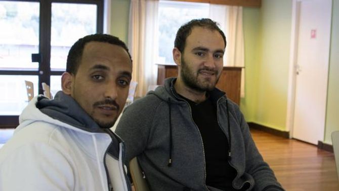 ENGASJERT: Jonas Asefa (t.v) og Sam Alaya engasjerar seg i tematikken kring regnskogen, og er opptekne av å bevara og bygge den opp att.