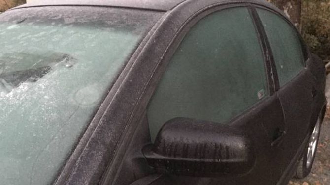 TA ALT: Ta deg tid til å skrape alle rutene på bilen din før du køyrer. Då slepp du at lommeboka vert tømt for både pengar og førarkort.