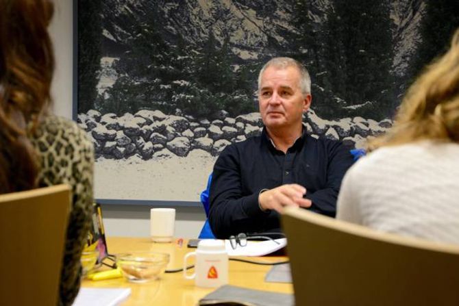 HÅRFAGRE STARTA HER FOR EIN GRUNN: – Me er gode til å krangla her i Sogn, slår både Gro Starheimsæter og Gunn Beate Sjøthun (Sp) fast. Kåre Mentz Lysne (Ap) minnar om at det er ein grunn til at Harald Hårfagre starta nettopp i Sogn då han skulle samla Noreg til eitt rike. – Det er jo her utfordringane ligg. No må me starte på nytt med alle småkongane, seier han lurt.