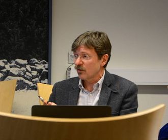 ULOVLEG: Rådmann Alf Olsen jr. seier det ikkje er lov med bindande folkerøysting. Det har vore eit spørsmål som har splitta partia i Lærdal tidlegare, der særleg Senterpartiet har vore i mot.