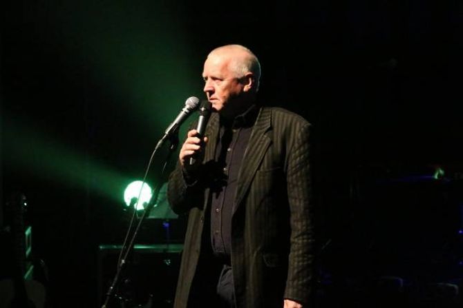SAMARBEID: Forfattar Jan Egil Fimreite takka alle bidragsytarar til boka, og spesielt eigar Hugin Musikkforum med Terje Svori i spissen, for eit godt samarbeid.