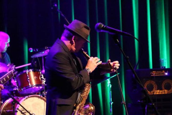 TOK TUREN: Karl Seglem tok med seg bukkehorna og saksofonen sin til Årdal for å delta på lanseringskonserten. Her spelar han saman med Blueslaget.