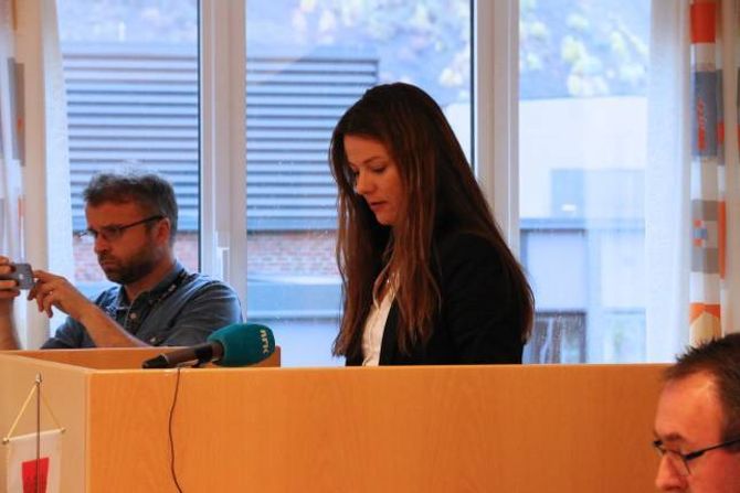 KONTRA: Marie-Helene Hollevik Brandsdal (Ap) kontra med at Senterpartiet fort kunne ha stått i same situasjon dersom Dei grøne hadde inngått samarbeid med dei.