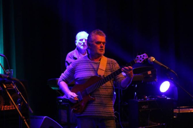 GOD KJEMI: Sjølv om det var 18 år sidan sist låt det veldig bra då Lava igjen stod på scena att. Kjell Hestetun gjer det han kan best på bass.