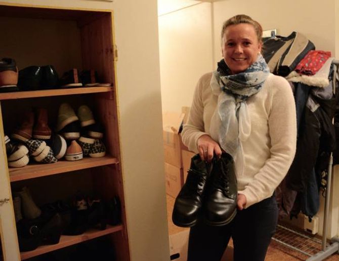 I ALLE FASONGAR: Frøydis Helland syner fram hylla med sko som inneheld alt frå nye (og dyre) joggesko, vintersko til finsko. Ho jobbar med psykiatri i kommunen og mellom anna på dagtilbodet som held til på Doktorheimen, men denne kvelden er ho der på eiget initiativ som frivillig.