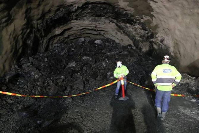 SISTE DEL: Over 560 000 kubikk med stein er køyrt ut av tunnelen. Her er siste rest.