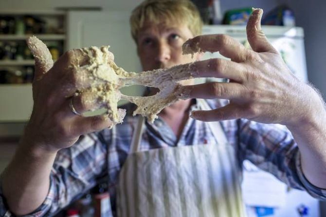 NETTVERK AV GLUTEN: Elting er eit must om brøddeigen skal få eit godt glutennettverk, slår brødbakar Sverre Gunnar Haga fast. VENT LITT: Brødet bør kvile i minst ein halv time før du skjer i det. 