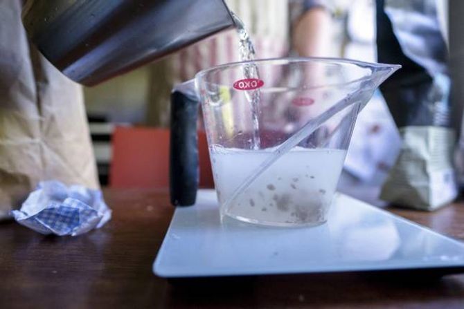 VATN OG VEKT: Væskemengda er viktig. Fem gram fersk gjær og 400 gram vatn til 500 gram mjøl og 7 gram salt. Sånn omtrent.