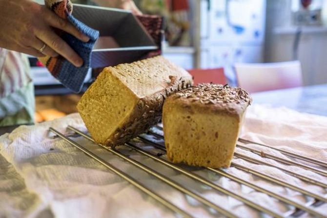 SJØLVGJORT, VELGJORT: Jobben med å bake brød tar mindre enn éin time. Da er ryddinga rekna med, mens hevetida og steikjetida kjem utanom, poengterer Sverre Gunnar Haga. 