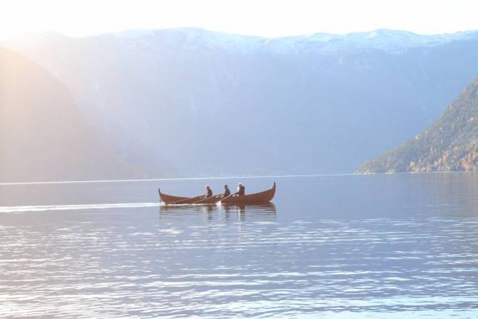 VAKKERT: I nydeleg vêr på fjorden i Seimsdalen tar den 120 år gamle båten seg godt ut.