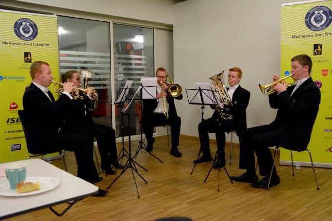 TONAR TIL PRISEN: På slutten av 80-talet, då Eikanger-Bjørsvik Musikklag akkurat hadde vorte dobbelt europameister, vart dei invitert til Årdalstangen. Viggo Bjørge fortel om ekstatiske tilstadar, der Eikanger-Bjørsvik aldri før hadde skrive så mange autografar. Sidan den gong har dei hatt ekstra omsut for korpset på Årdalstangen. Her spelar delar av Eikanger-Bjørsvik for prisvinnarane.