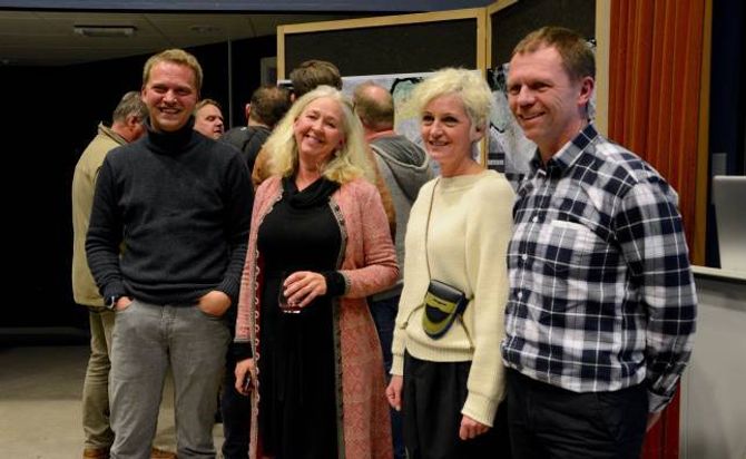 – SPENNANDE: Fungerande ordførar Trond Øyen Einemo (H) (f.v), sivilarkitekt Maria Molden og prosjektleiar Tone Boska i Arkitektgruppen Cubus, og Arve Tokvam i Lærdal næringsutvikling.