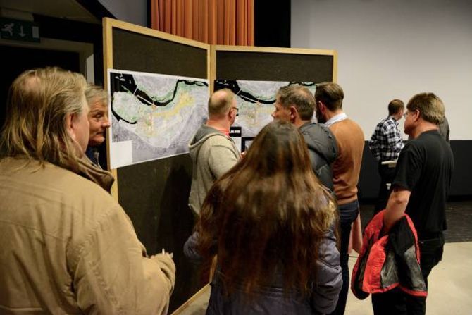 PRESENTERTE KART: Arkitektgruppen Cubus synte fram kart over planan for å knyte Lærdal betre saman.
