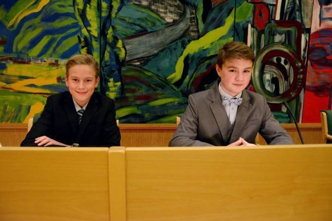 – VIKTIG Å FÅ BIDRA: Jørgen Natvik (f.v) som rådmann og Per Gjesdal som hadde teke rolla som ordførar. I kommunestyret denne kvelden vart det gjort vedtak om at ein må satsa på badeplass og stupetårn på Grandane og at ein må høyra på ungdommen.