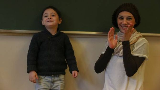 GAV ATTENDE: For Rodrina (3) var det ikkje noko problem å stå framfor alle elevane i 3. og 4. klasse og synge for dei.