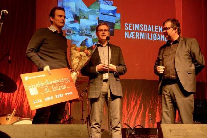 BALLBINGE TIL UNGANE: Jan Stian Smedegård (f.v) og Eirik Jentoftsen tok imot prisen til Seimsdalen nærmiljøanlegg. Konferansier Finn Tokvam nytta sjansen til å spørje når ein kan vente seg å sjå fotballspelarar frå Seimsdalen på Fosshaugane.