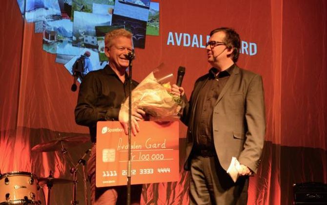 FRILUFTSLIV: Petter Løvdahl, styreleiar og dagleg leiar ved Avdalen gard tok imot gåva som skal gå til restaurering av Avdalen gard.
